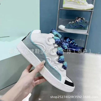 Scarpe skate comode con tacco alto, suola spessa, stile casual sportivo dad shoes, nuovo stile vietnamita cambogiano, slip-on con nodo