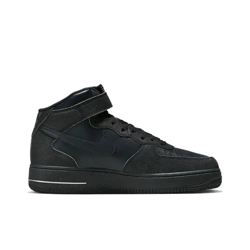 „Nike Air Force 1 Mid Top“ unisex klasikiniai sportiniai bateliai, su paminkštinimu, patogūs ir patvarūs, skirti kasdieniam neformaliam stiliui DQ7666-001