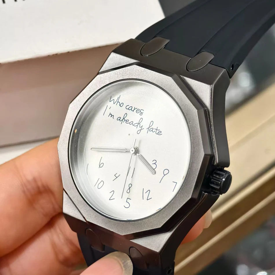 Relógio de luxo para homem com caixa octogonal e bracelete em silicone, à prova de água, dotado de um mostrador com o slogan humorístico «Who Cares I'm Already Late» (E daí, já estou atrasado).
