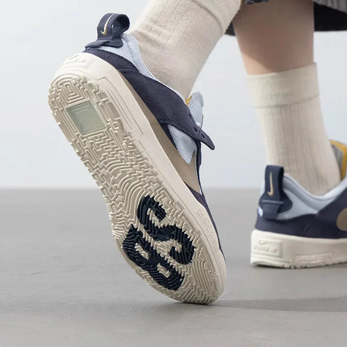 Nike's New Sb Series Offers Strong Grip, Comfort, and Durability for Outdoor Women's Skateboarding Shoes. Lightweight Mesh Material, Durable for Daily Commuting, Low-Top Flat Shoes. Sb Day One Trendy Blue Versatile Sports Cas