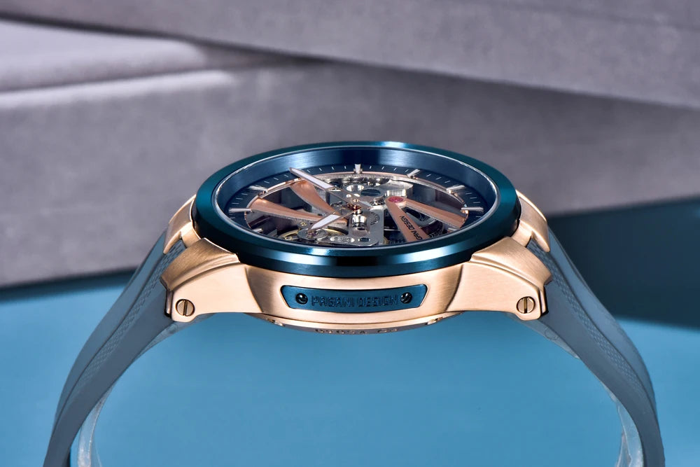 Herrklocka från PAGANI DESIGN – Mekanisk automatisk lyxmodell av typen ”skelett” (öppen mekanism), utrustad med en tourbillon, safirglas med antireflexbehandling, vattentät och självlysande.