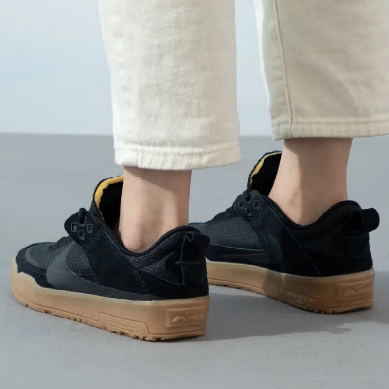 Nike's New Sb Series Lightweight and Comfortable Outdoor Women's Skate Shoes, Wear-Resistant and Durable for Daily Use, Low-Top White Shoes, Fashionable and Versatile Black Commuter Flat Shoes, a Must-Have for Women Fn4210-00