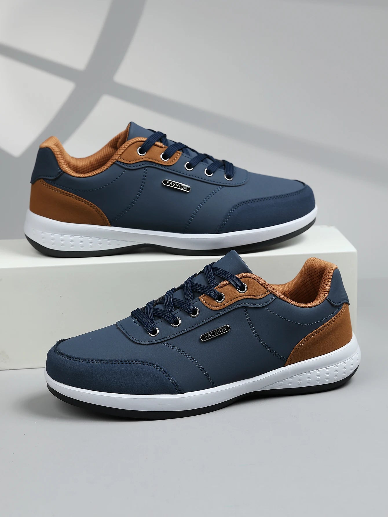 New Men's Four Seasons Waterproof Walking Shoes Casual Leather Sports Shoes Non-Slip Camping Shoes Men's Tennis Shoes