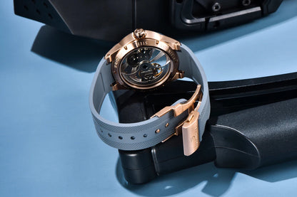 Herrklocka från PAGANI DESIGN – Mekanisk automatisk lyxmodell av typen ”skelett” (öppen mekanism), utrustad med en tourbillon, safirglas med antireflexbehandling, vattentät och självlysande.
