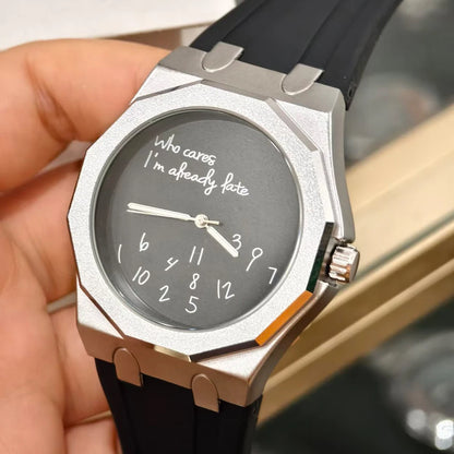 Relógio de luxo para homem com caixa octogonal e bracelete em silicone, à prova de água, dotado de um mostrador com o slogan humorístico «Who Cares I'm Already Late» (E daí, já estou atrasado).