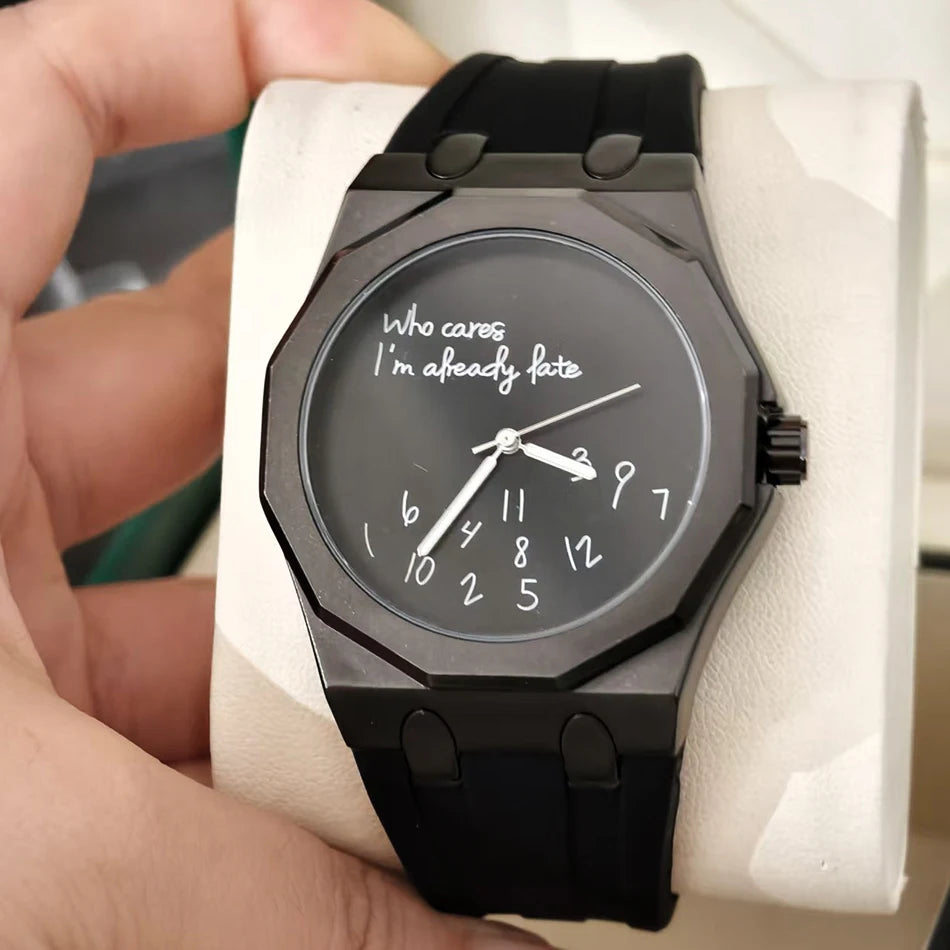 Relógio de luxo para homem com caixa octogonal e bracelete em silicone, à prova de água, dotado de um mostrador com o slogan humorístico «Who Cares I'm Already Late» (E daí, já estou atrasado).
