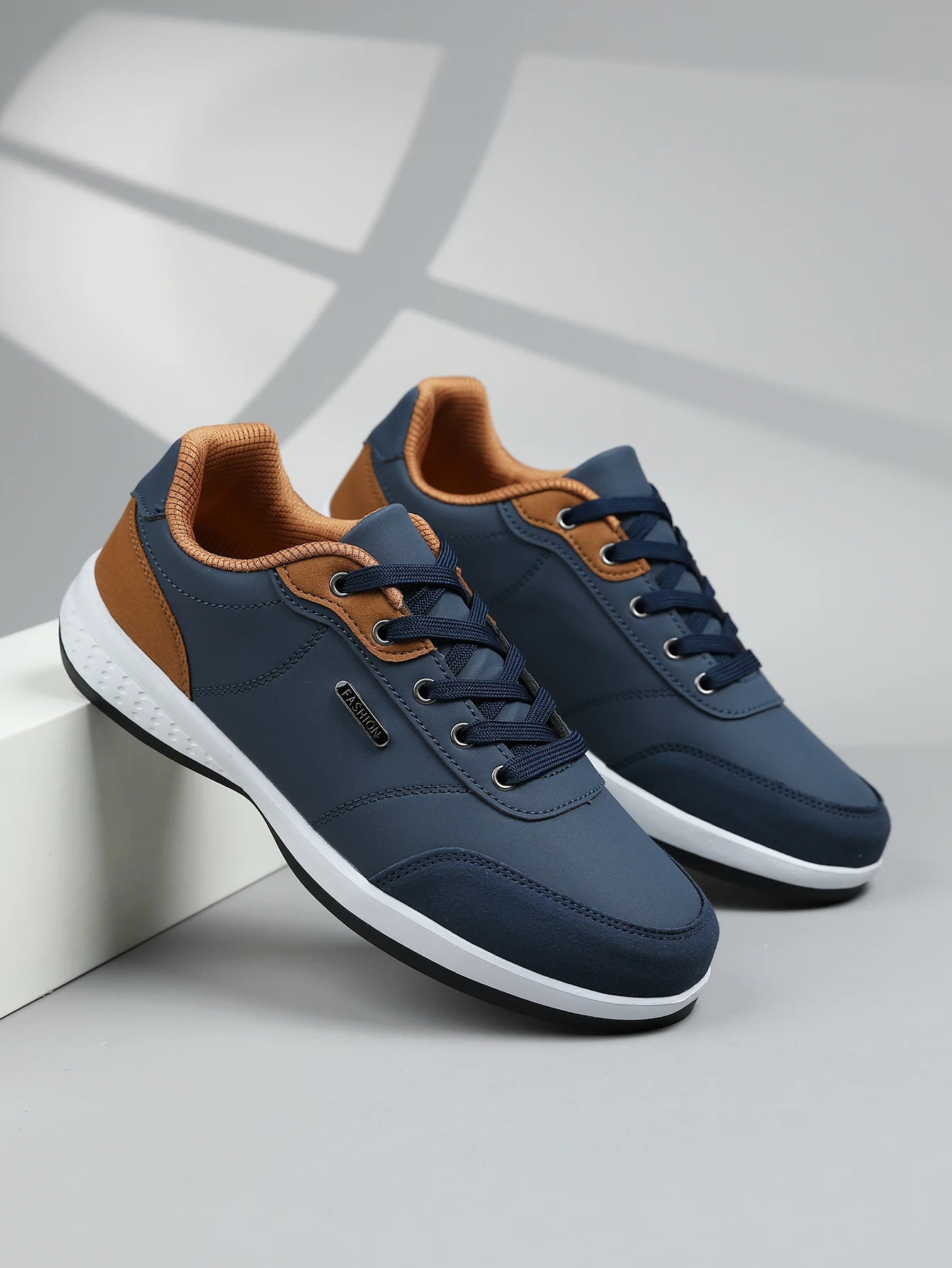 New Men's Four Seasons Waterproof Walking Shoes Casual Leather Sports Shoes Non-Slip Camping Shoes Men's Tennis Shoes