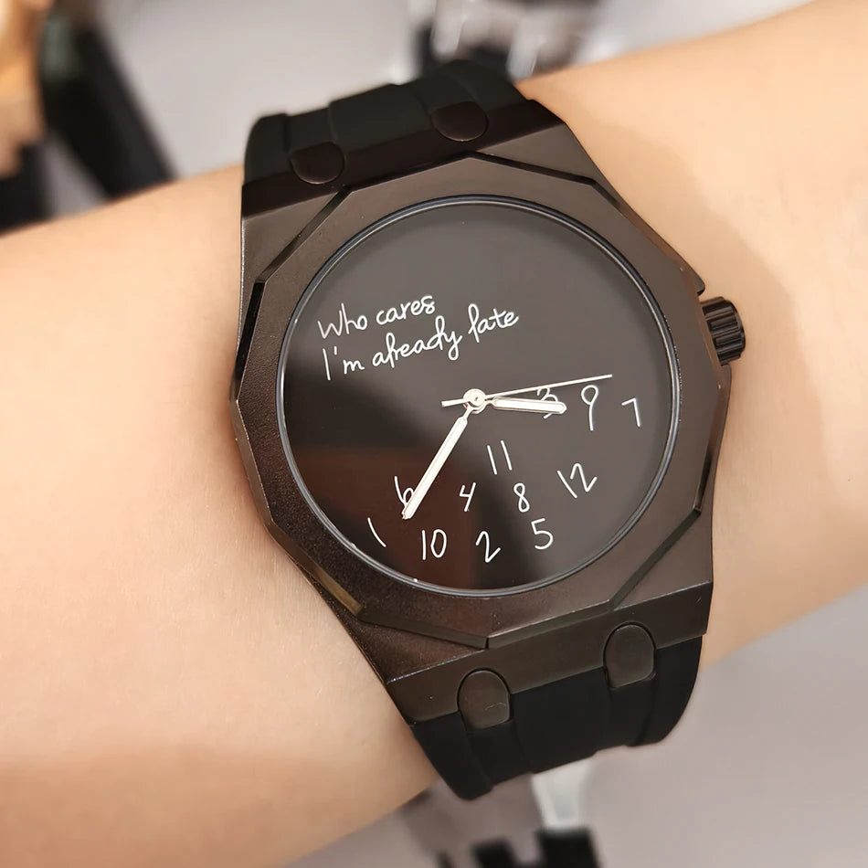 Relógio de luxo para homem com caixa octogonal e bracelete em silicone, à prova de água, dotado de um mostrador com o slogan humorístico «Who Cares I'm Already Late» (E daí, já estou atrasado).