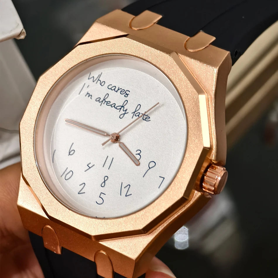 Relógio de luxo para homem com caixa octogonal e bracelete em silicone, à prova de água, dotado de um mostrador com o slogan humorístico «Who Cares I'm Already Late» (E daí, já estou atrasado).