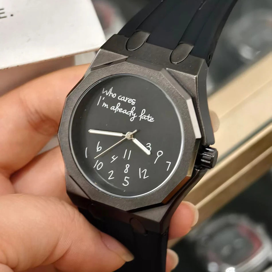 Relógio de luxo para homem com caixa octogonal e bracelete em silicone, à prova de água, dotado de um mostrador com o slogan humorístico «Who Cares I'm Already Late» (E daí, já estou atrasado).